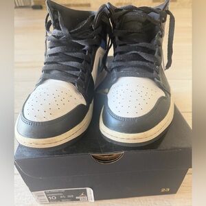 AIR JORDAN 1 MID
WHITE/RACER BLUE-BLACK
BLANG/NOIR/BLEU COUREUR